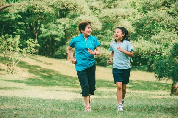 한 할머니와 손녀가 함께 운동을 하고 있다.