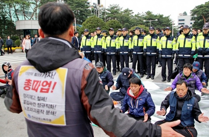 현대차 울산공장 노조원들이 2010년대 초 서울 양재동 본사에서 농성을 펼치고 있다. 사진=정수남 기자