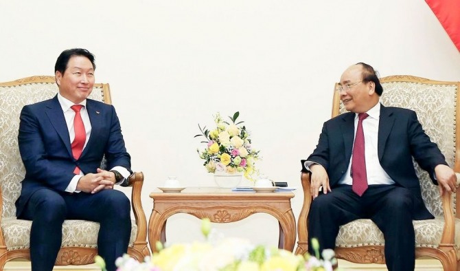 최태원(왼쪽) 회장이 지난해 베트남을 방문해 응웬 쑤언 푹 총리와 국영기업 민영화 참여 등 폭 넓은 주제로 면담을 하고 있다.  사진 제공=SK