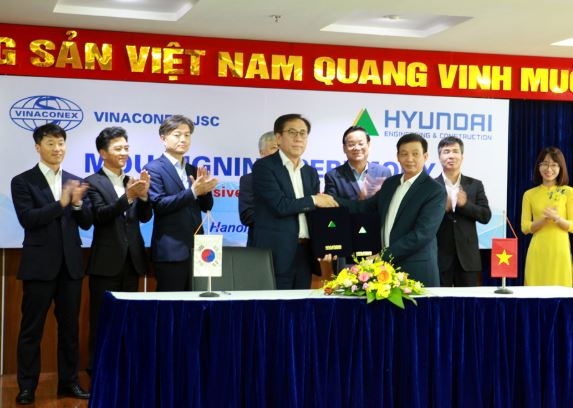 현대건설이 베트남을 대표하는 부동산 투자기업 비나코넥스와 전략적 협력관계를 맺고 베트남 인프라 시장 공략에 나선다.