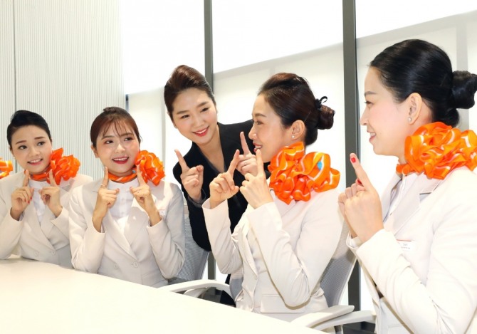 베트남 국적의 신입 객실승무원들이 지난 16일 서울 마포구 애경타워에서 비행 투입을 앞두고 막바지 서비스 교육을 받고 있다. 사진=제주항공