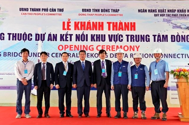 지난 19일 베트남에서 열린 밤콩 교량 개통식에서 시공사인 GS건설 관계자들이 기념사진을 찍고 있다. 사진=GS건설