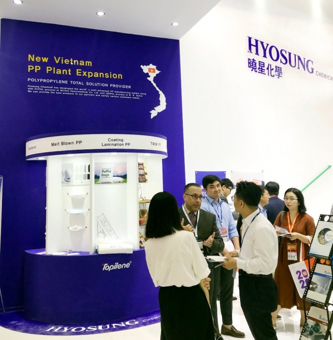 효성화학은 오는 24일까지 중국 광저우에서 열리는 플라스틱·고무산업 박람회 ‘차이나플라스 2019’에 참가해 폴리프로필렌(PP) 신제품을 공개했다. 사진은 효성화학 임직원이 방문객과 상담하는 모습. (사진=효성그룹 제공)