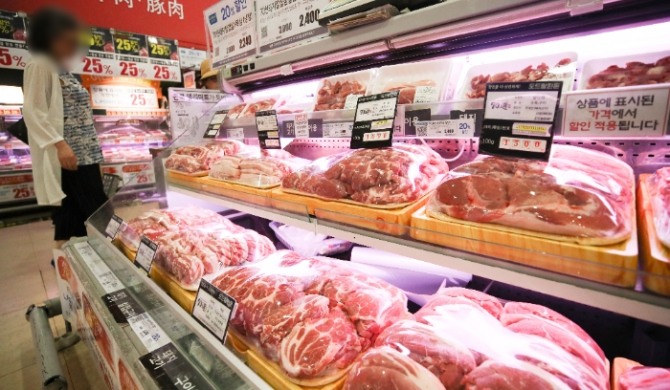 대형마트 판매대에 돼지고기가 진열되어 있다. 사진=뉴시스