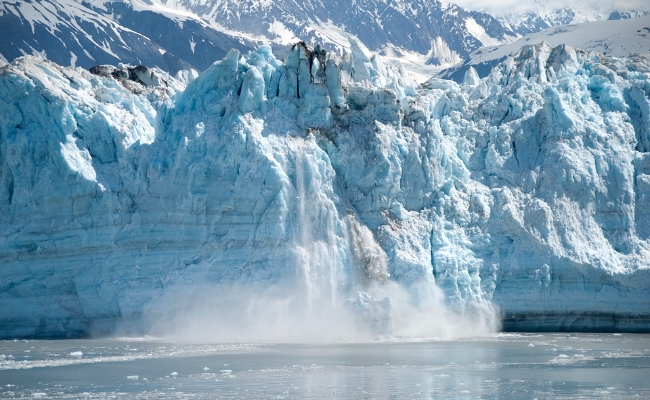 사진은 남극의 빙하가 녹아내리는 모습.