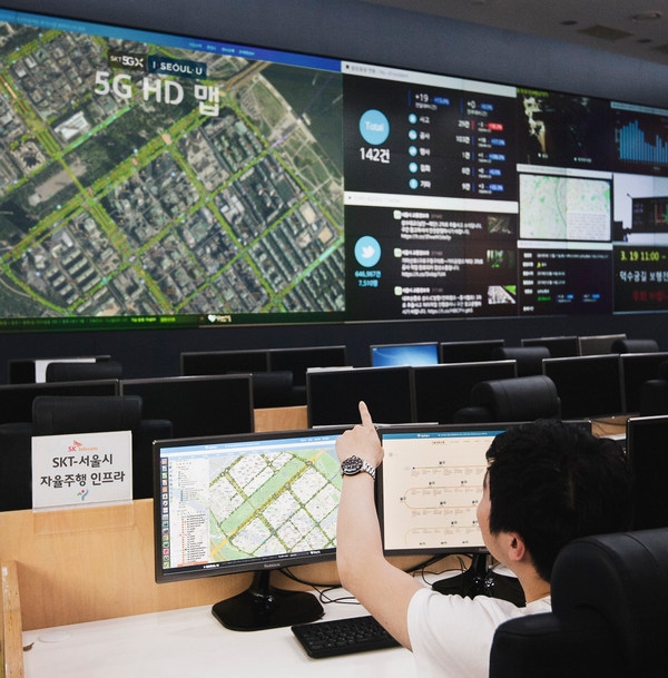 SKT와 서울시가 23일 서울 중구 을지로 SKT 사옥에서  ‘미래교통 시대를 대비하기 위한 HD맵 기술 개발 및 실증 협약’을 체결했다. (사진= SKT)