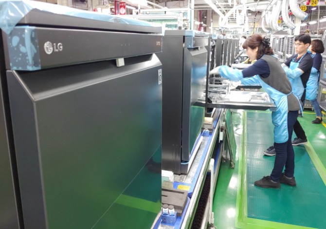 LG전자는 디오스 식기세척기 생산라인이 지난 3월 신제품 출시 후 줄곧 풀가동되고 있다고 23일 밝혔다. (사진=LG전자 제공)