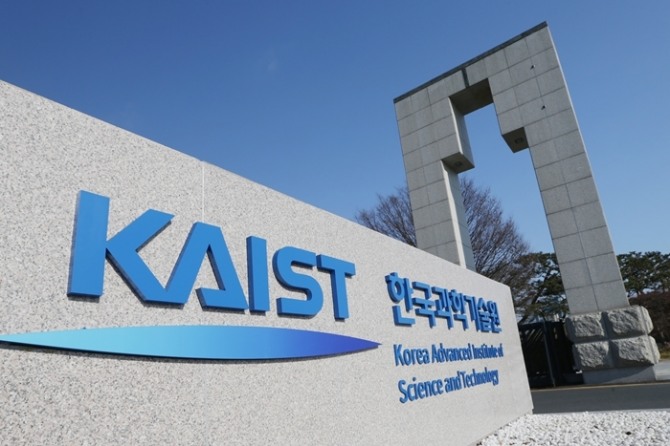 KAIST(총장 신성철)가 창의융합형 글로벌 리더 양성을 위해 새로운 교육 과정으로 ‘융합기초학부’ 설치를 확정하고 내년 3월부터 본격 운영에 들어간다고 19일 밝혔다.사진은 KAIST정문(사진=KAIST) 