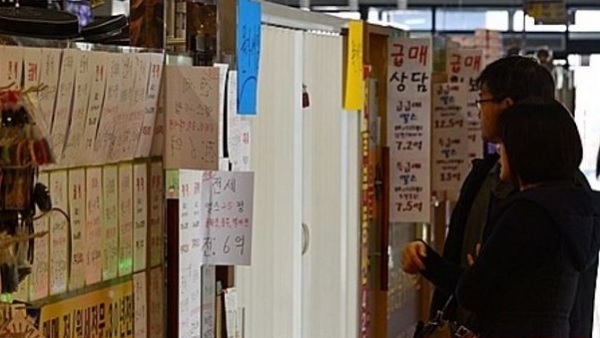 서울시내 공인중개소에 나붙은 주택 매매·전월세 안내지 모습. 사진=뉴시스