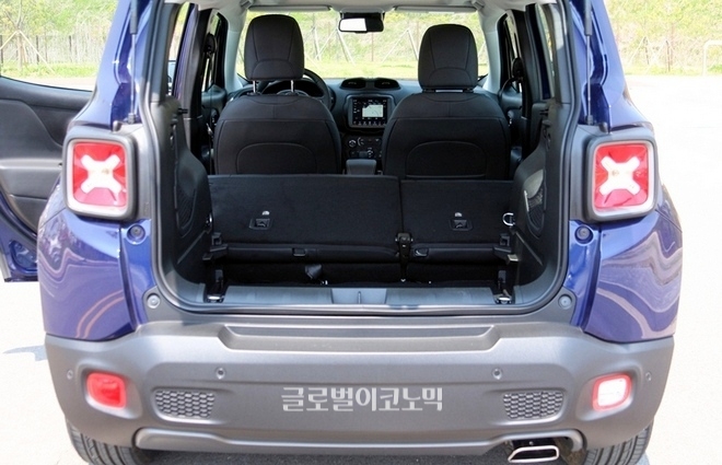 레니게이드는 사각지대 경보장치, 충돌과 추돌 경보장치 등 다양한 안전사양을 기본으로 지녔으며, 2열을 접을 수 있어 야외활동에 제격인 SUV이다.