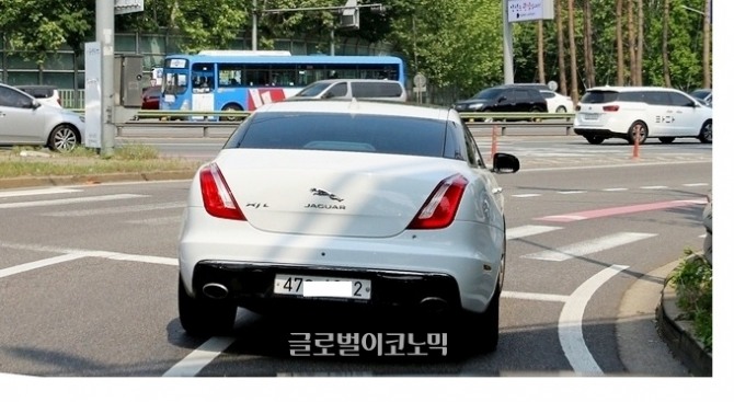 지프 레니게이드는 시승 중 만난, (위부터)벤츠와 BMW, 렉스턴 등 SUV를 비롯해 재규어, 그랜저, K7 등 세단에도 전혀 밀리지 않는 주행 성능을 나타냈다.