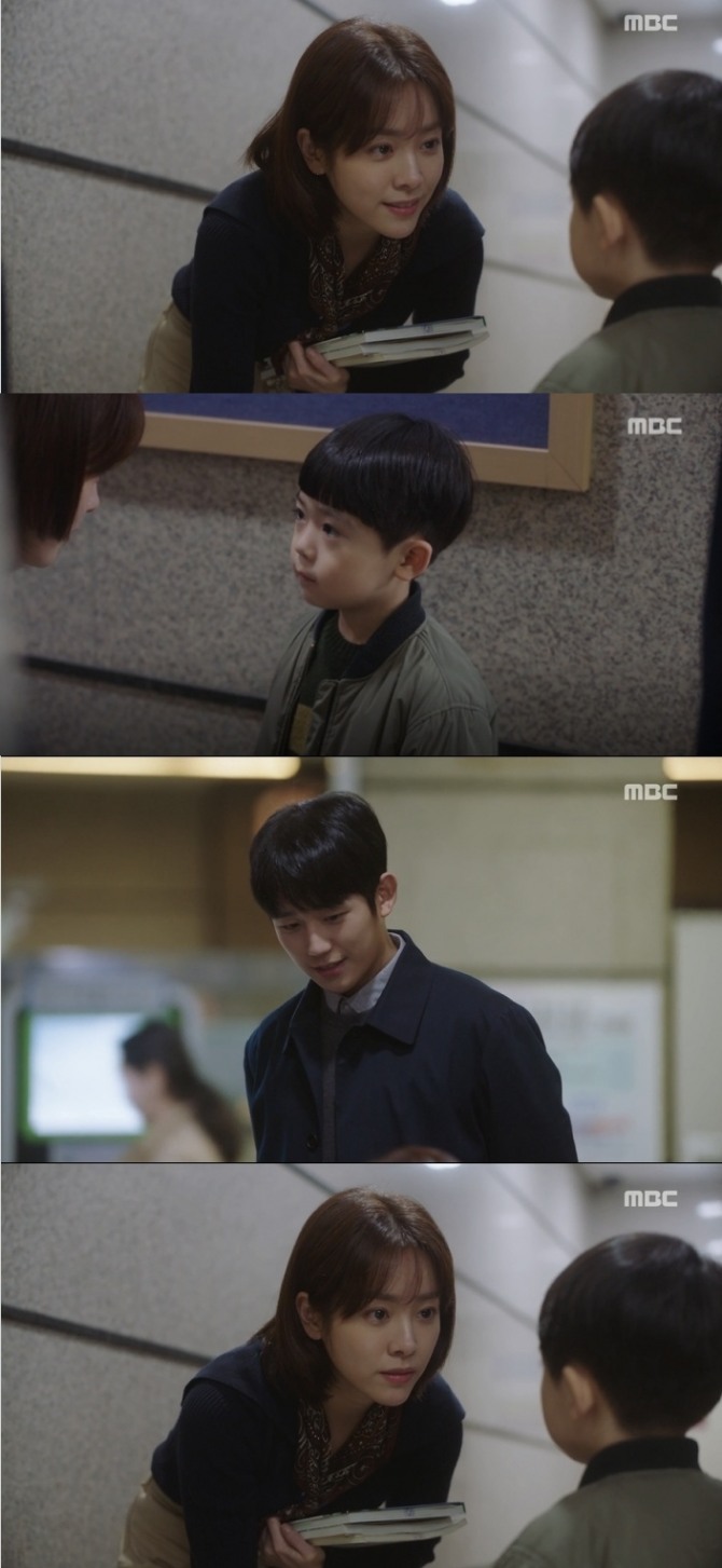 23일 방송된 MBC 수목드라마 '봄밤' 3~4회에서 정인(한지민)이 도서관을 찾아온 지호(정해인) 아들 은우(하이안)가 엄마라고 하자 긴장하는 모습이 엔딩 컷을 장식했다. 사진=MBC 방송 캡처