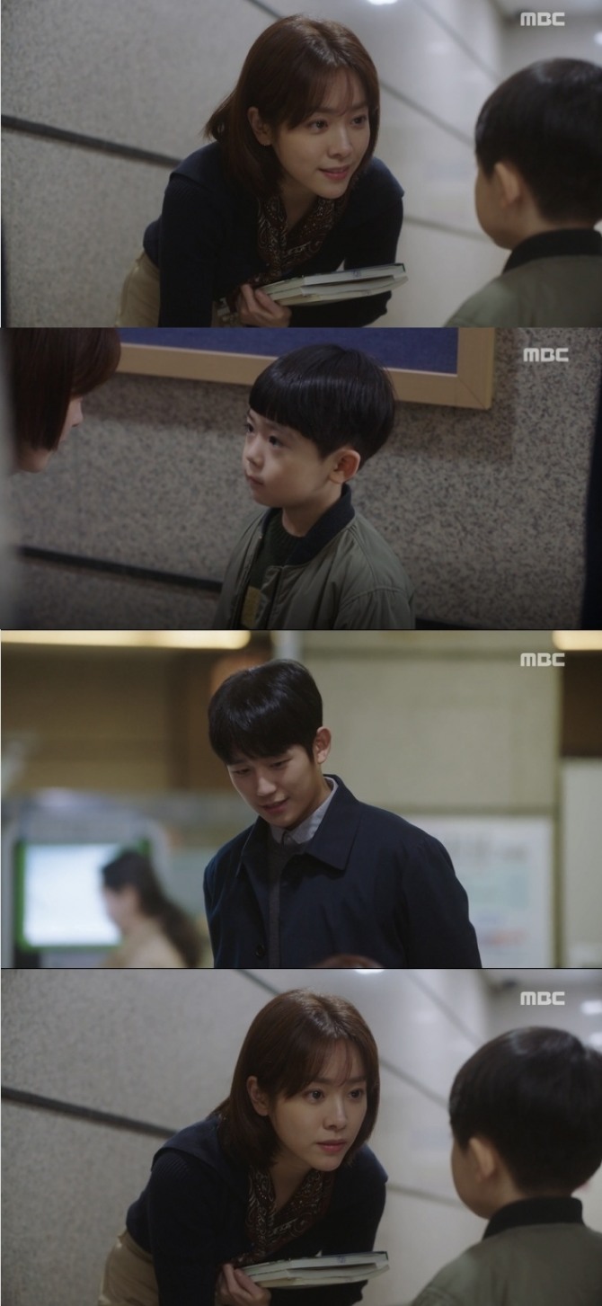 23일 방송된 MBC 수목드라마 '봄밤' 3~4회에서 정인(한지민)이 도서관을 찾아온 지호(정해인) 아들 은우(하이안)가 엄마라고 하자 긴장하는 모습이 엔딩 컷을 장식했다. 사진=MBC 방송 캡처