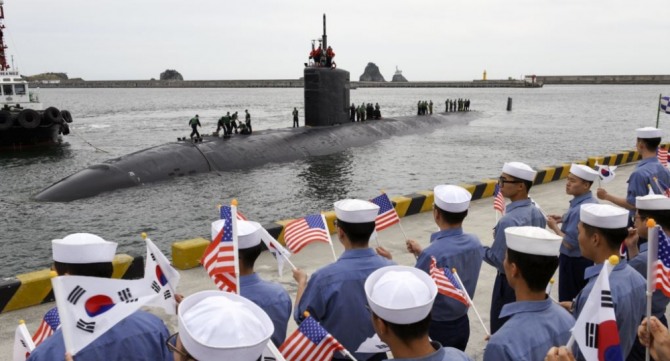 토마호크 미사일 탑재 미국의 핵추진 잠수함 샤이엔함이 2017년 6월 6일 부산항에 입항하고 있다. 사진=VOA