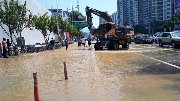 24일 낮 12시 50분께 대구 달서구 감삼동 죽전네거리 인도 지하에 매설된 상수도관 파열로 3개 차로와 인도가 침수됐다. (사진=연합뉴스)