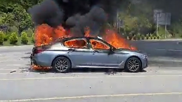 25일 오전 10시23분께 전남 해남군 송지면 편도 2차선 도로를 주행하던 A(42)씨의 BMW 520d 차량에서 불이 나 소방당국에 의해 21분만에 꺼졌다. 이 불로 차량이 모두 탔으나 운전자 A씨는 화재 직전 대피해 인명피해는 없었다. 2019.05.25. (사진=전남 해남소방서 제공, 뉴시스)