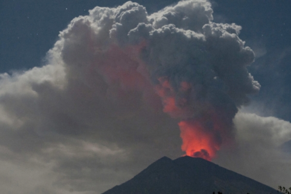 지난해 6월29일 폭발한 인도네시아 발리섬 아궁 화산의 모습, 사진=AP/뉴시스