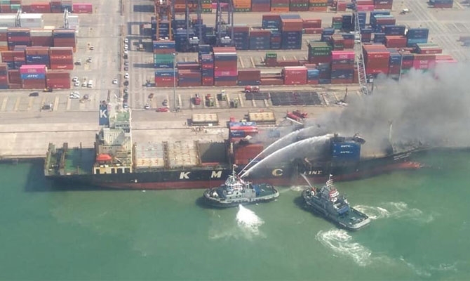 태국 렘 차방(Leam Chabang) 항구에 있는 고려해운 상선의 화재가 진압중이다. 사진=매릿타임불튼