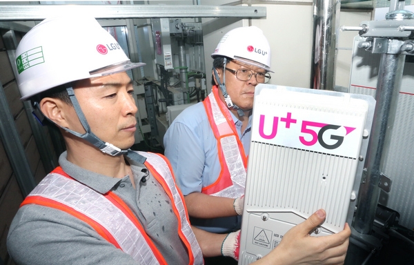 LG유플러스가 국내 중소기업인 동아일렉콤과 함께 5G용 차세대 친환경 정류기를 개발해 기지국에 적용하기 시작했다고 28일 밝혔다. LG유플러스 직원들이 5G 기지국 장비와 정류기를 설치하고 있다. (사진=LG유플러스)