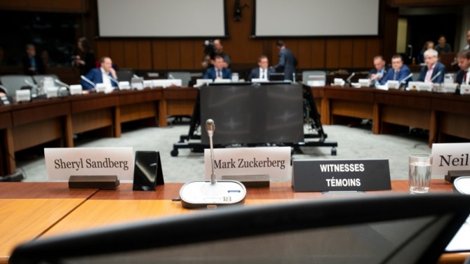 캐나다 오타와에서 28일 열린 국회 청문회에는  '마크 저커버그'와 '셰릴 샌드버그'라고 적힌 카드 두 장과 빈 의자 두 개가 있었다.      자료=캐나다CTV