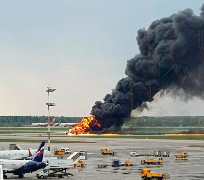 러시아 아예로플로트 항공사 소속 여객기가 지난 5일(현지시간) 비행 도중 화재가 발생해 모스크바 셰레메티예보 공항에 비상착륙했다. 착륙한 여객기에서 불길과 함께 시커먼 연기가 솟아오르고 있다. 사진=뉴시스