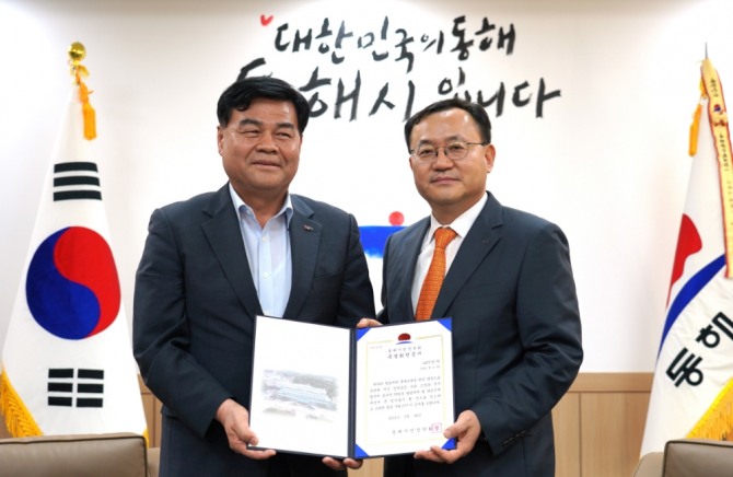 명노현 LS전선 대표(오른쪽)는 동해시청을 방문해 장학금 5억원을 기탁했다. (사진=LS전선 제공)