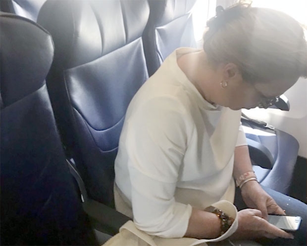 호세파 곤잘레스블랑코 오르티스메나 멕시코 환경부 장관이 항공기 출발을 지연시켜 탑승한 뒤 승객들의 항의를 받자 고객을 숙인 채 자리에 앉아있다. 사진=트위터 캡처