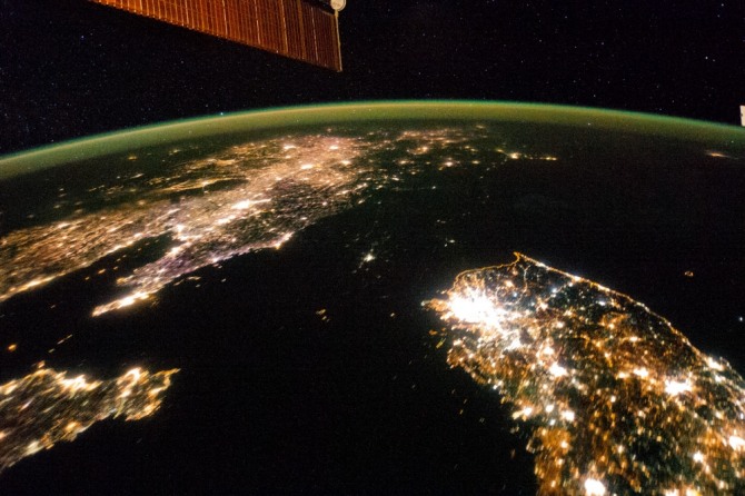 우주정거장에서 내려다본 남북한의 야경. 북한은 전력사정이 나빠 암흑천지다. 사진=미국항공우주국(NASA)