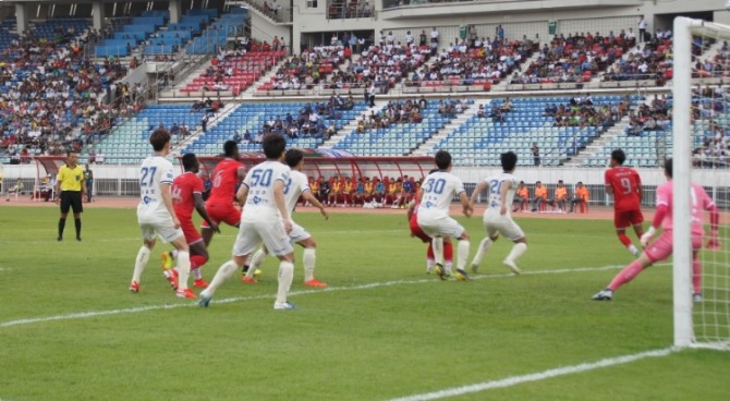 포항스틸러스가 미얀마 프로축구팀과 친선경기를 하고있는 중이다. 사진=포스코