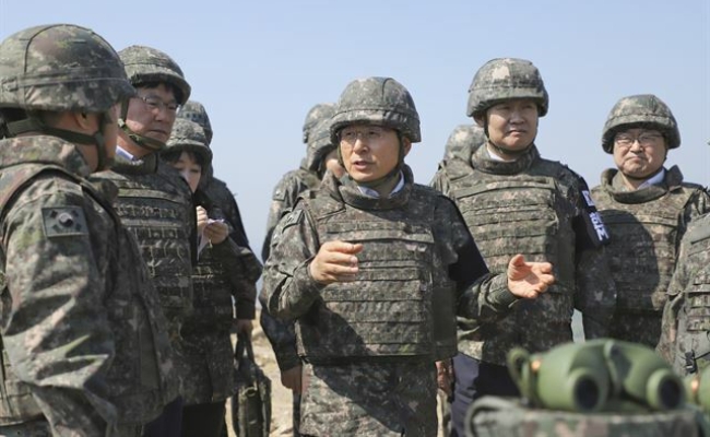 사진은 황교안 한국당 대표(가운데)가 강원도 철원 군부대를 방문할 때의 모습.