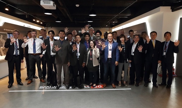 KT는 29일 세계이동통신사업자협회(GSMA)와 과학기술정보통신부가 개최한 APAC 5G 최고경영자 회의 (APAC 5G Leaders’ CxO Summit)에 참석한 글로벌 통신 리더들을 대상으로 대한민국이 주도한 세계 최초 5G 서비스를 소개했다고 밝혔다.(사진=KT)