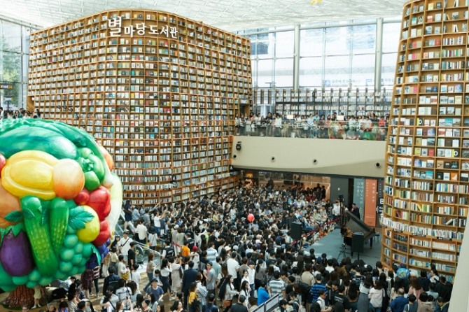 지난 2018년 6월 코엑스 별마당 도서관에서 열린 손열음 피아노공연을 보기위해 관람객들이 모여있다.  사진=신세계그룹