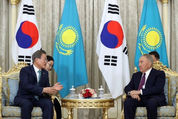 문재인 대통령이 지난 4월 22일(현지 시각) 카자흐스탄 나자르바예프센터에서 누르술탄 나자르바예프 전 카자흐스탄 대통령과 면담하고 있다. 사진=청와대 