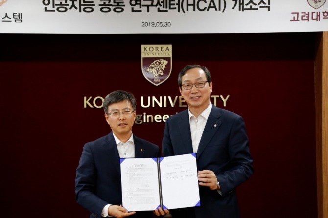 김경한 한화시스템 대표이사(왼쪽)과 김중훈 고려대학교 공과대학 학장이 30일 열린 인공지능 공동 연구센터(HCAI) 개소식에 참석해 기념사진을 찍고 있다. 사진=한화시스템