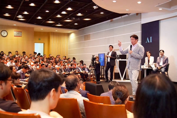 SKT는 지난 30일 ‘SK ICT 패밀리사의 AI 5G 전략 및 방향’을 주제로 ‘타운홀 미팅’을 개최했다고 31일 밝혔다. 행사에 참석한 최태원 SK그룹 회장이 발언하고 있다. (사진=SKT)