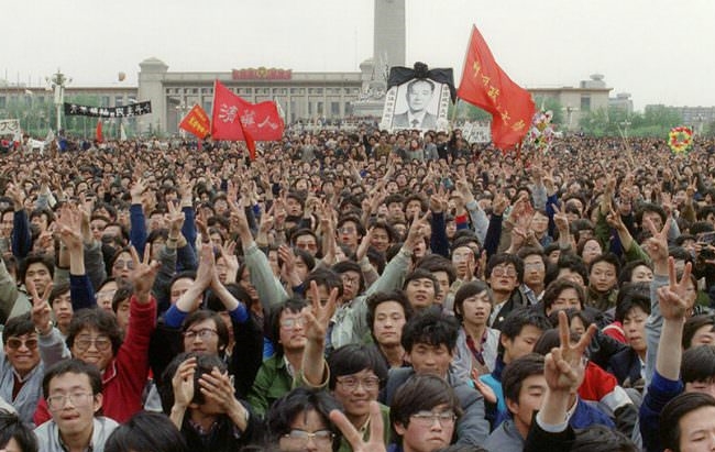 사진은 30년 전인 1989년 6월 천안문광장에 모인 시민들.