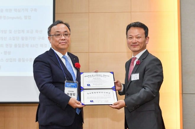 한국표준협회 이상진 회장(왼쪽)이 5월 31일 더케이서울호텔에서 개최된 2019 한국품질대회에서 한국품질경영학회 김연성 회장(오른쪽)으로부터 글로벌품질경영인대상을 수상하고 있다. 사진=한국표준협회 