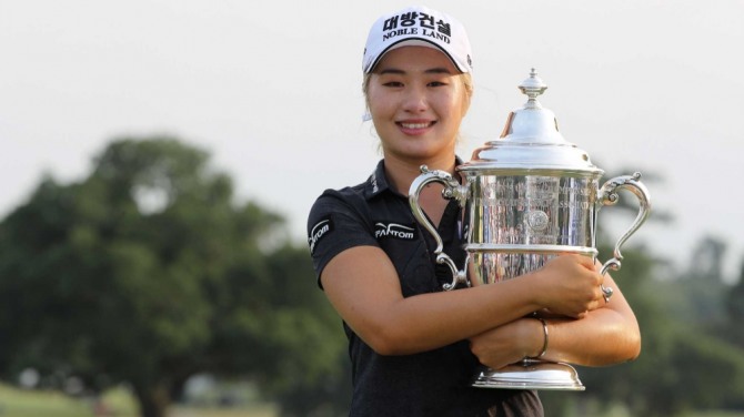 LPGA 데뷔전에서 우승컵을 안고 있는 핫식스 이정은 선수. 사진=LPGA홈페이지