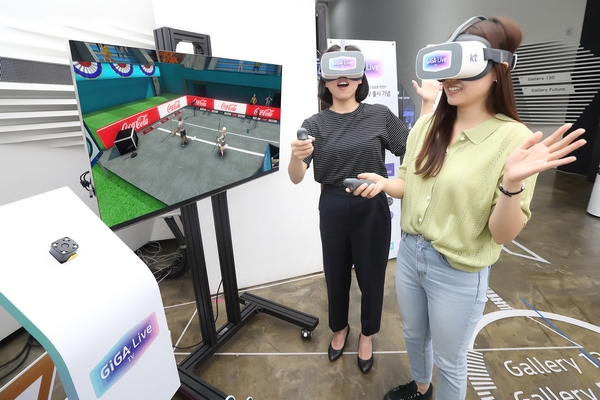 KT 모델들이 기가라이브TV를 이용해 VR 스포츠 게임을 즐기는 동시에 게임 속 경기장 전광판과 배너를 통해 노출되고 있는 VR 광고를 체험하고 있다. (사진=KT)