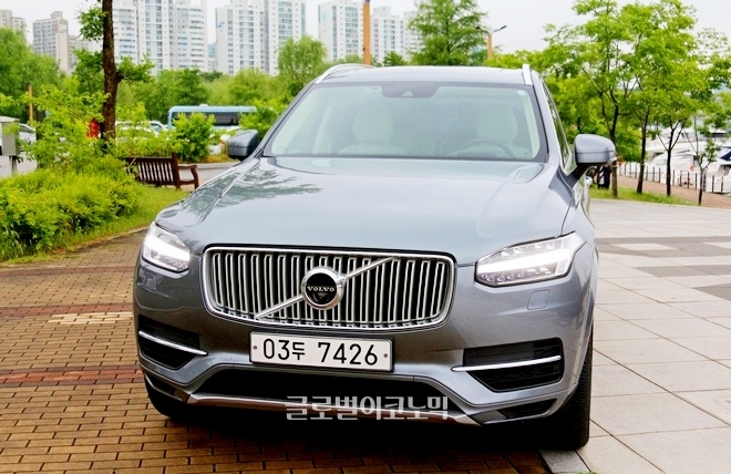 볼보도 SUV XC60, XC90 등으로 올해 1만대 클럽 진입을 노린다. XC90 T8.