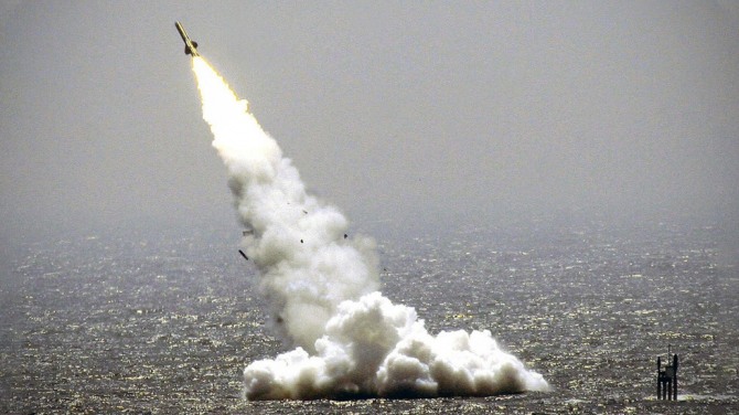중국 잠수함이 탄도미사일을 발사하고 있다. 사진=로이터