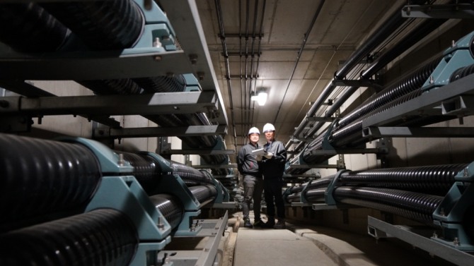 LS전선 직원들이 지하에 설치된 송전선로를 점검하고 있다. (사진=LS전선 제공)