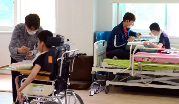 한국금융투자협회는 4일 권용원 회장 및 임직원 50여명이 참석한 가운데 경기도 광주 중증장애인 생활시설인 초록우산 어린이재단 한사랑마을에서 봉사활동을 실시했다.
