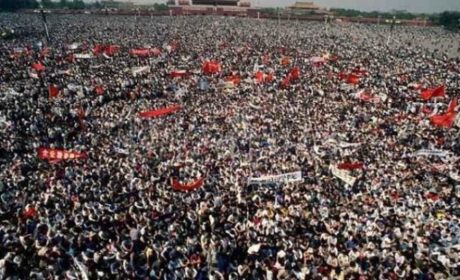 중국에서 최초이자 지금으로서는 마지막이 되어버린 민주화의 열기가 용솟음쳤던 1989년 6월의 톈안먼 광장의 모습.