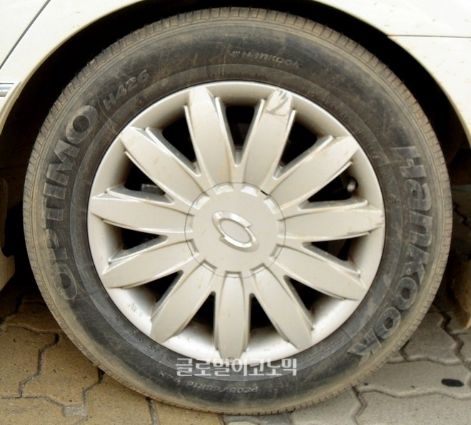 6월 차량 관리는 장마와 여름휴가를 대비해 타이어를 집중적으로 점검해야 한다. 교체 시기가 지난 타이어.