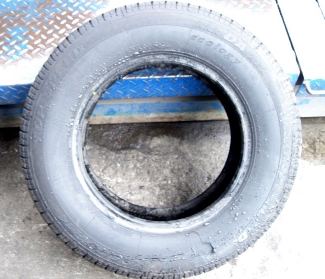 타이어 측면이 손상된 경우라면 타이어 교체를 서둘러야 한다. (아래)교체시 재생타이어는 피하는 게 좋다.