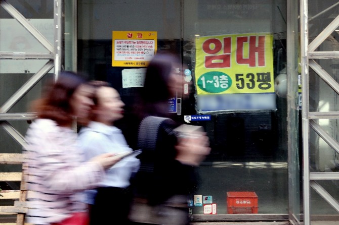 오피스 신규 임대 방을 붙인 서울 시내 건물의 모습. 사진=뉴시스 