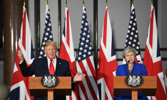 도널드 트럼프 미 대통령과 테리사 메이 영국 총리가 4일 런던에서 정상회담 후 공동기자회견을 열고 있다.