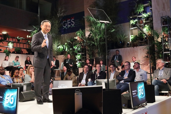 KT 황창규 회장이 지난 4일(현지시간) 네덜란드 헤이그에 위치한 '월드포럼'에서 열린 GES 2019 '미래산업 5G, 왜 열광하는가' 세션에서 5G를 주제로 대표연설을 하고 있다. 사진=KT