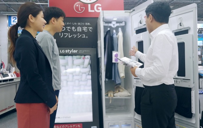 일본의 한 가전매장에서 직원이 고객에게 LG 트롬 스타일러를 소개하고 있다. (사진=LG전자 제공)